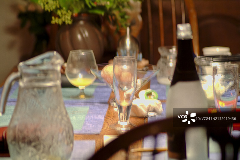 桌子上的餐位布置图片素材