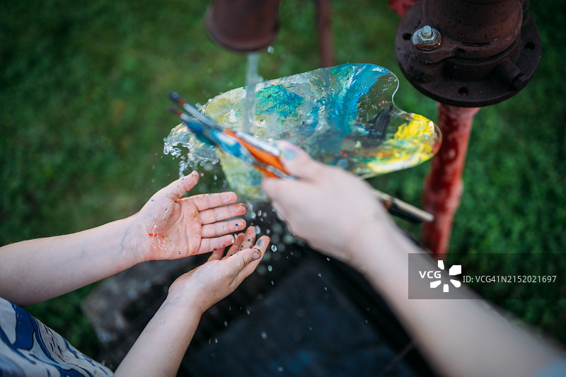 绘画后清洗手和刷子图片素材