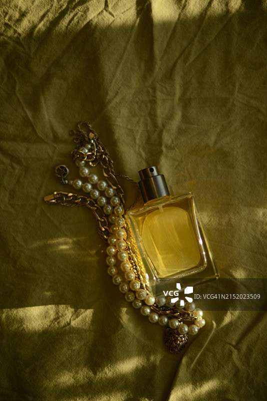 绿色背景下的香水瓶图片素材