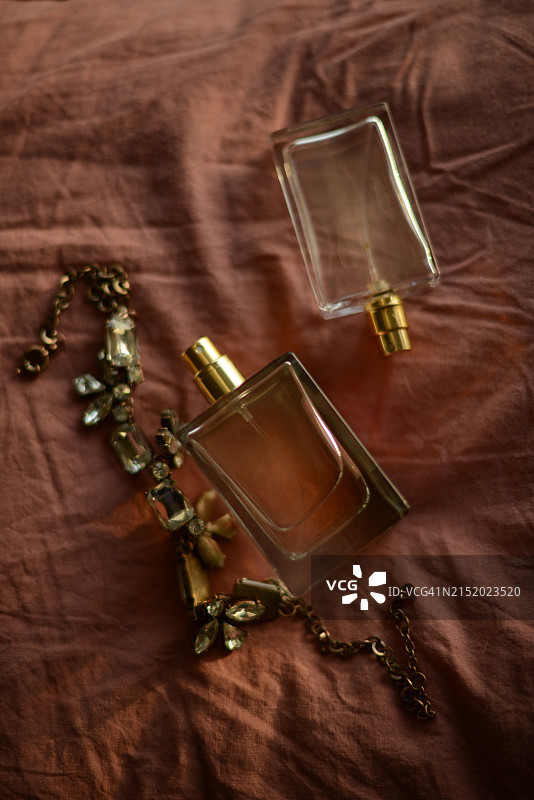 粉色背景上的两个香水瓶图片素材