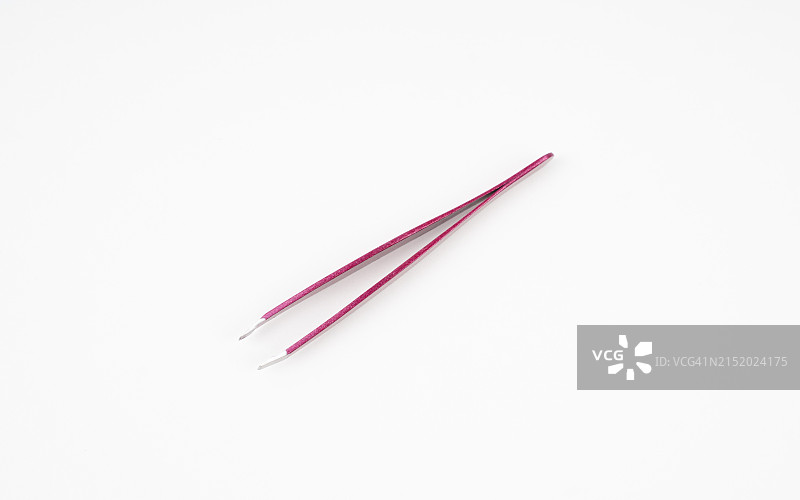 白色背景上用于精密任务的金属镊子是必不可少的美容工具图片素材