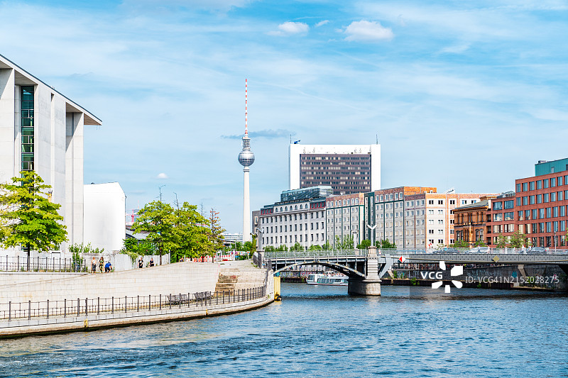 柏林天际线与施普雷河：现代城市景观图片素材