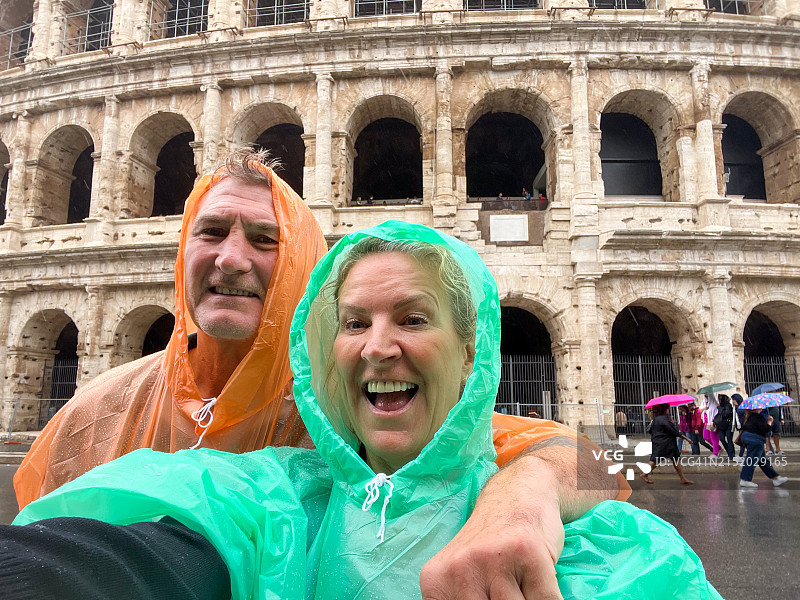 雨中度假自拍图片素材