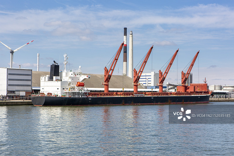 大型龙门起重机和集装箱船 - 安特卫普港图片素材