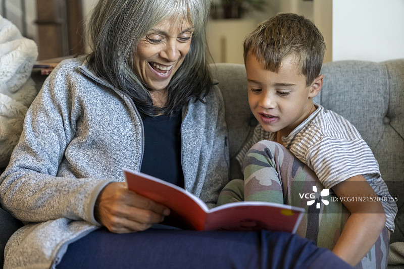 西班牙裔祖母给孙子读书图片素材