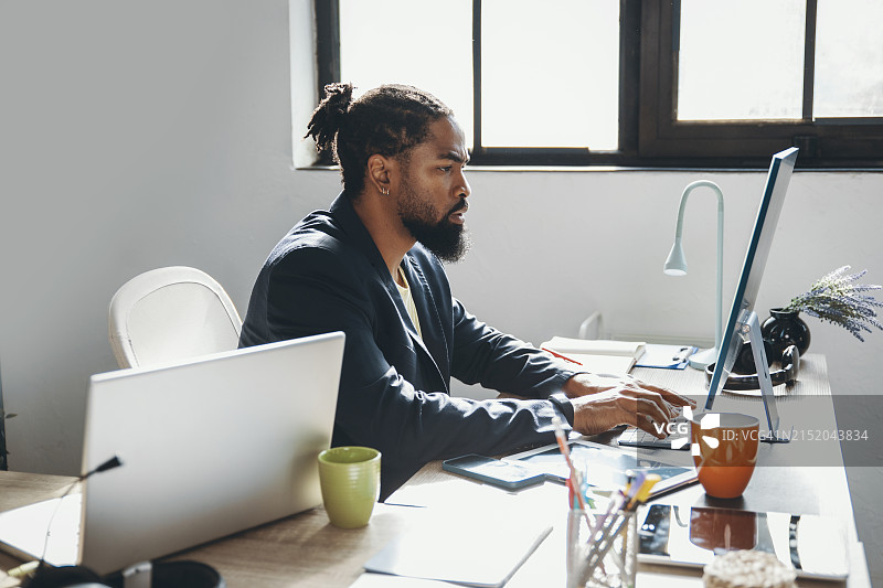 在工作场所使用电脑的年轻男人图片素材