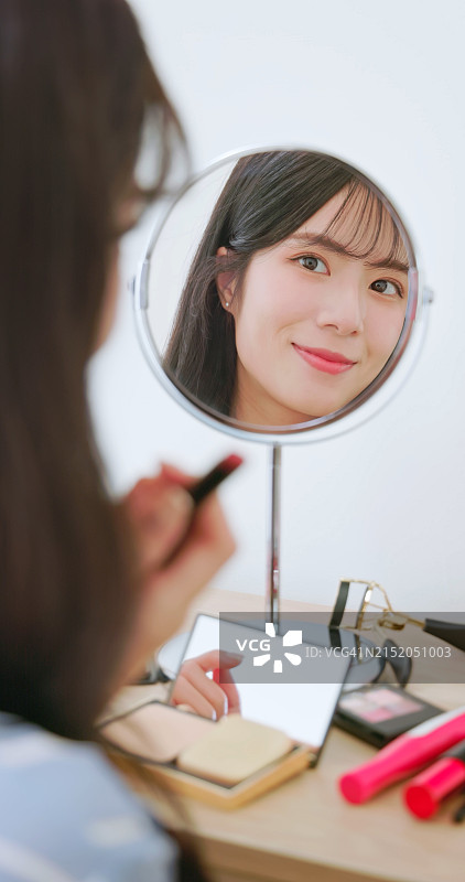 正在化妆的亚洲女商人图片素材