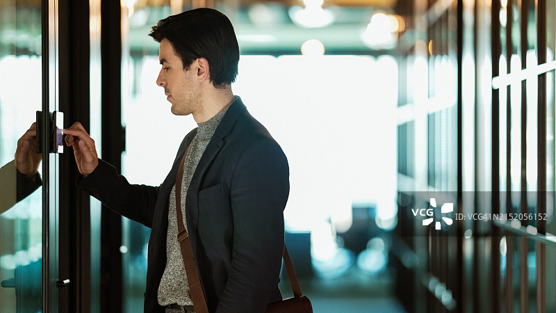 商务人士拨号进入办公室图片素材