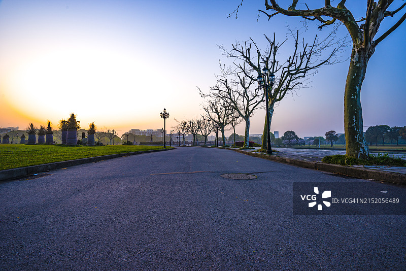 公园里的道路+玩耍图片素材