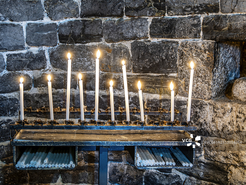老教堂内燃烧的蜡烛特写图片素材