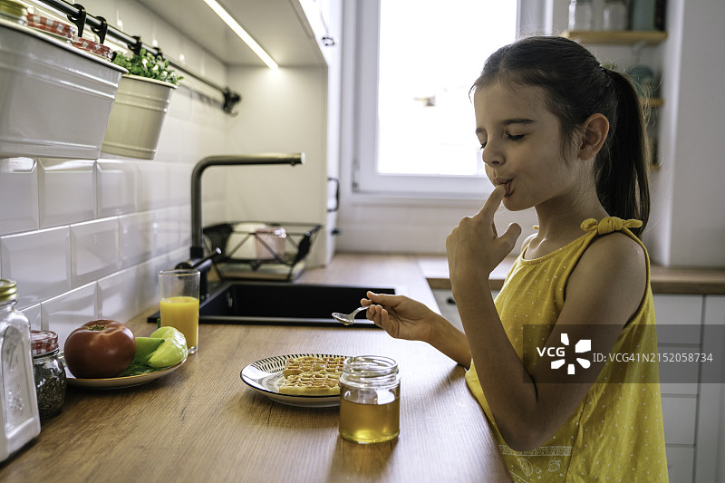 可爱的女孩准备健康的早餐，儿童，留白图片素材