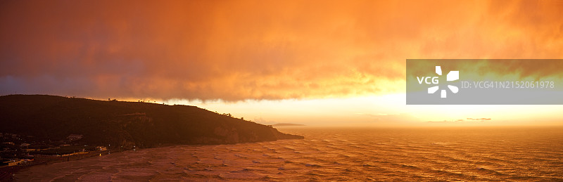 意大利普利亚佩斯基奇，加尔加诺村庄的夏日风暴图片素材