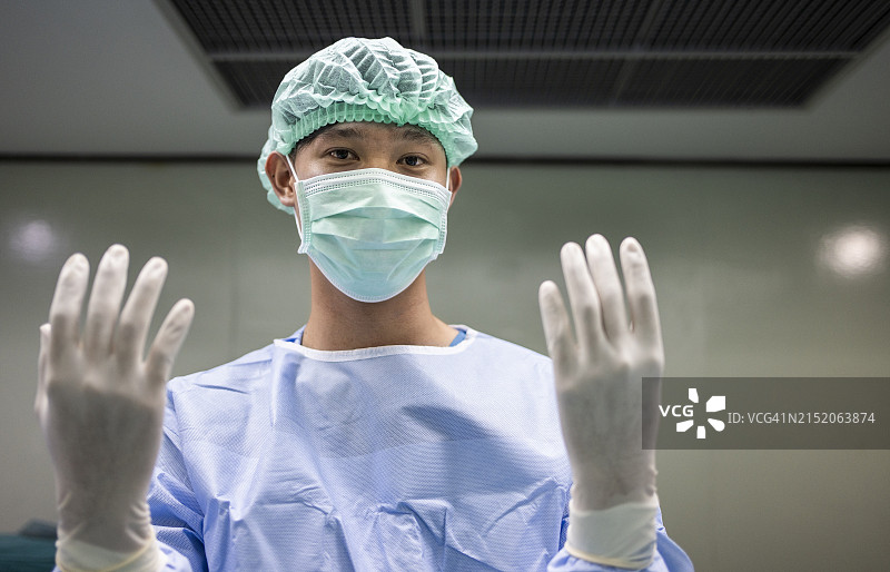 外科医生戴着手套准备在医院做手术图片素材