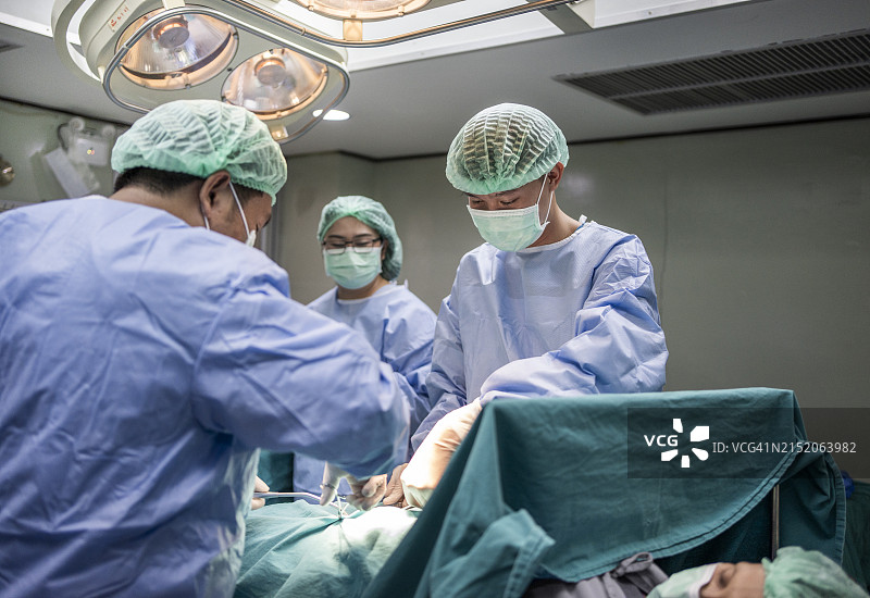 医疗团队为患者手术图片素材