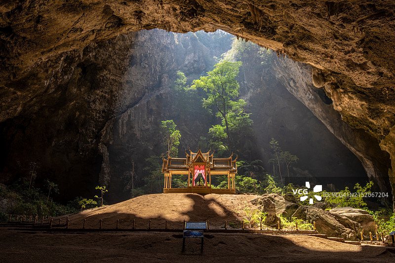 帕亚那空山洞：光线穿过洞穴顶部的 shaft 照亮 Khuha 亭图片素材