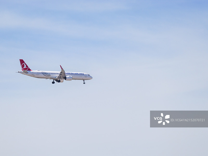 土耳其航空公司飞机降落特写，蓝天白云图片素材