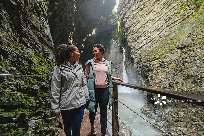 女性朋友们欣赏科兹亚克瀑布美景图片素材
