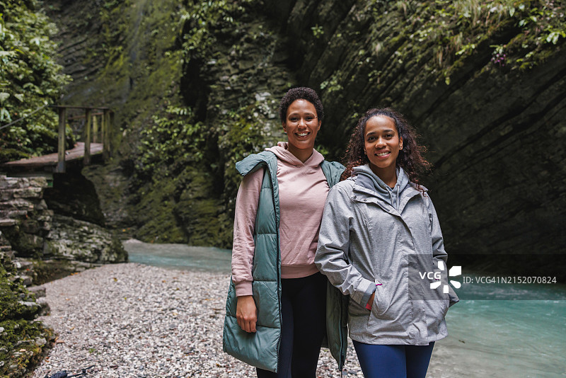 探索科兹亚克瀑布的多民族朋友图片素材