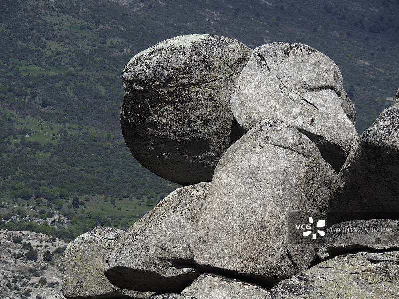 西班牙马德里卡夫雷拉山脉Cancho de La Cruz的球状岩层图片素材