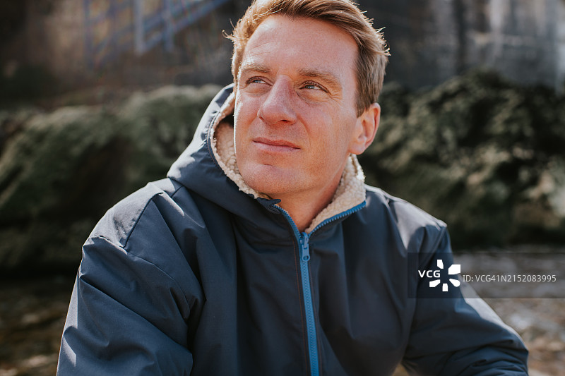 一个英俊男人的肖像图片素材