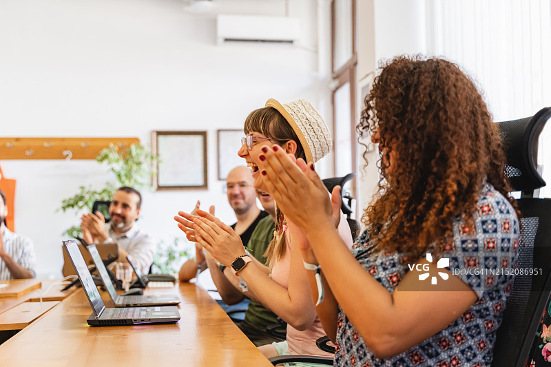 一群年轻的商人在创意办公室一起工作。图片素材