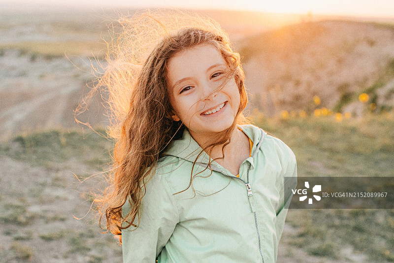 偏远地区微笑的年轻漂亮女人图片素材