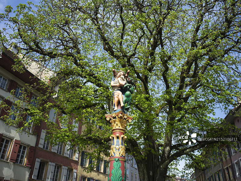 瑞士比尔老城区天使喷泉雕塑局部图片素材