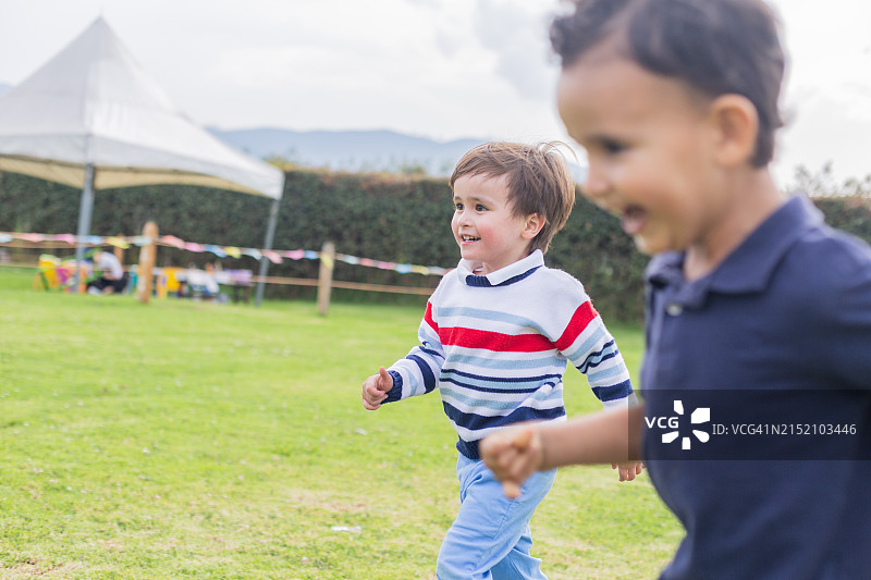 在公园里玩耍的两名小男孩图片素材
