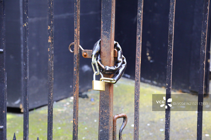 铁门上的链条和挂锁图片素材