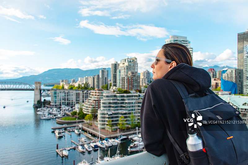 温哥华格兰维尔大桥旁的女人肖像图片素材