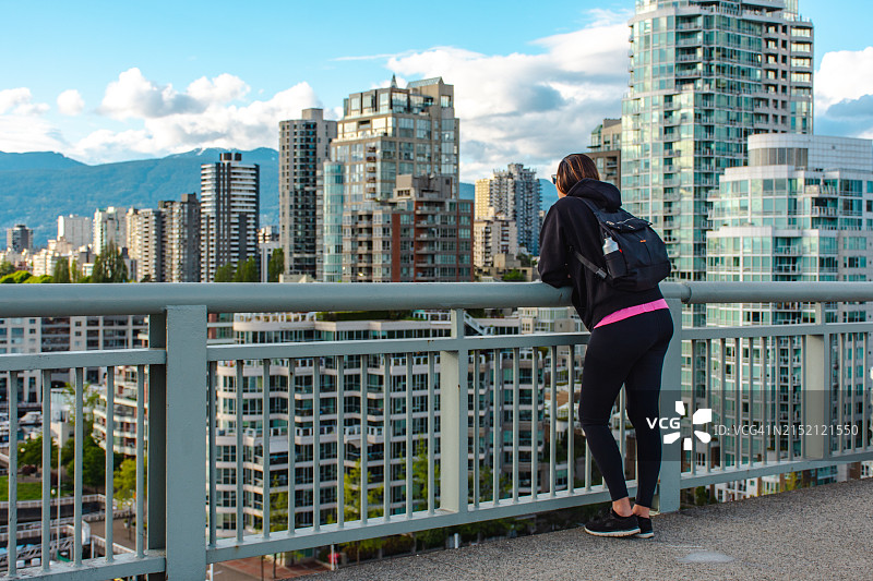 温哥华格兰维尔大桥旁的女人肖像图片素材