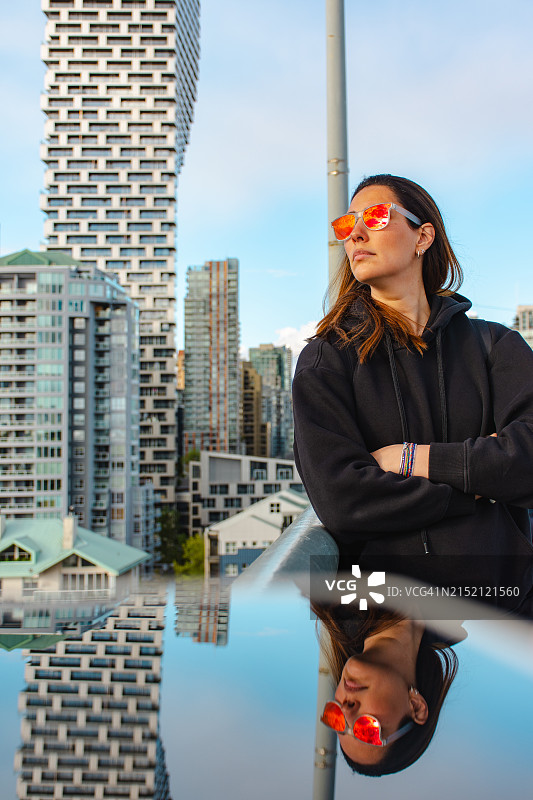 温哥华格兰维尔大桥旁的女人肖像图片素材