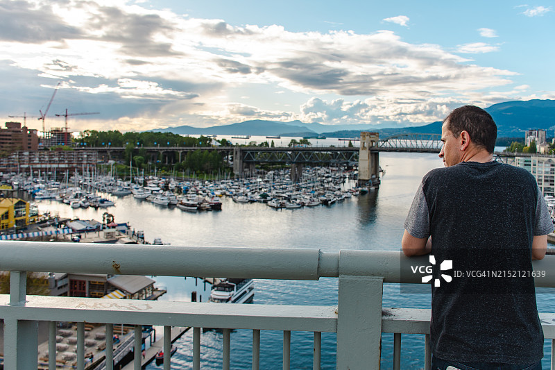 温哥华格兰维尔桥上的男子肖像图片素材