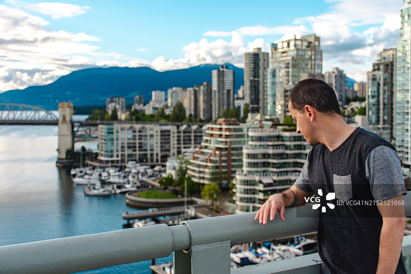 温哥华格兰维尔桥上的男子肖像图片素材