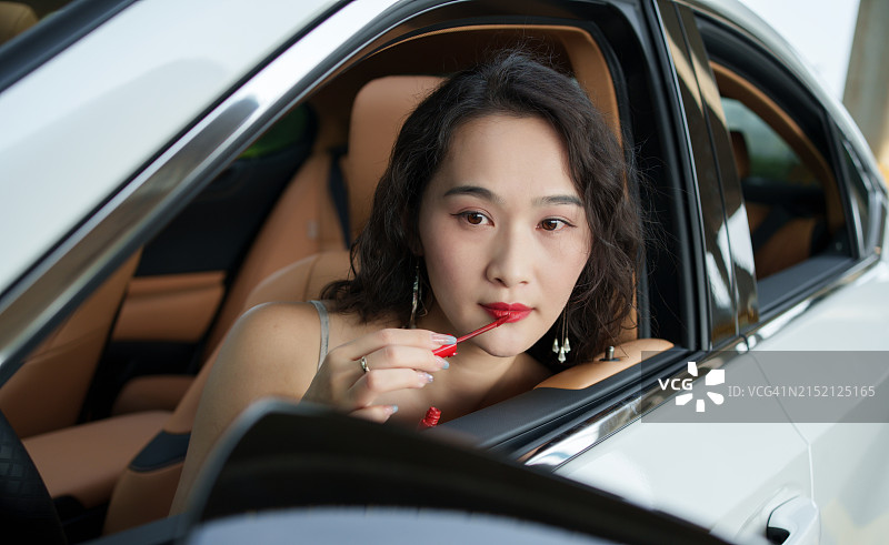 女司机涂口红图片素材