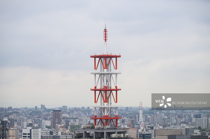 高层建筑的电力塔图片素材