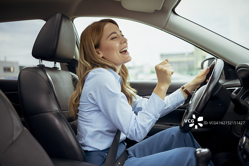在驾驶座上唱歌的女人图片素材