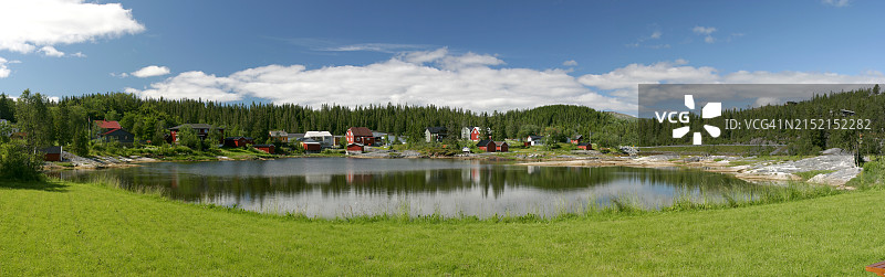 挪威峡湾传统村庄港口码头渔船图片素材