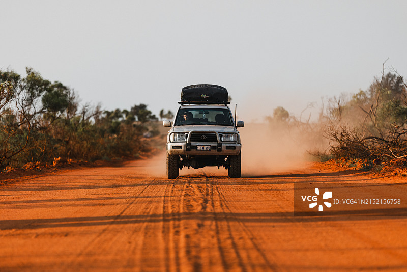 在澳大利亚内陆接近相机的4x4车辆图片素材
