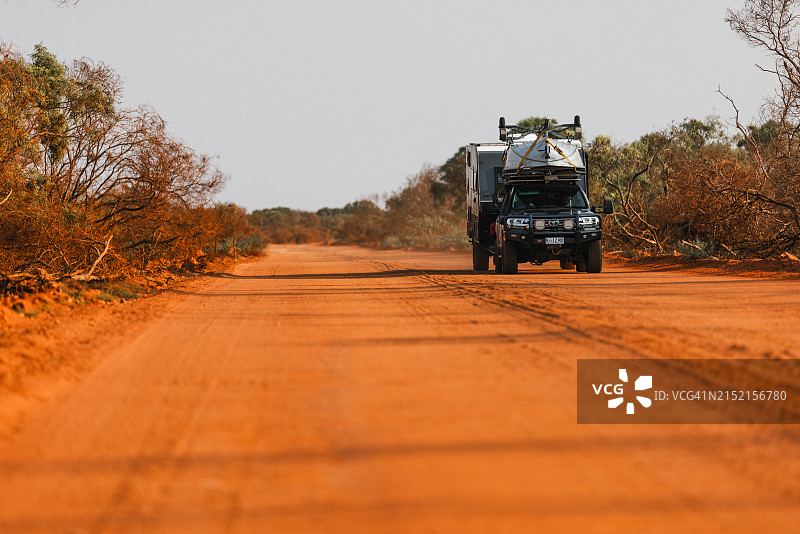 在澳大利亚内陆行驶的4x4车辆的低角度拍摄图片素材