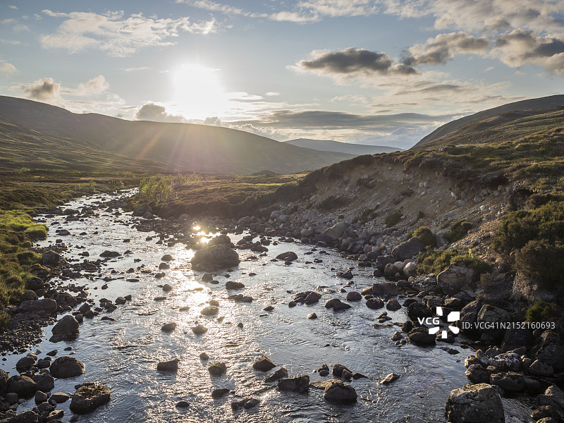 英国苏格兰：凯恩戈姆山脉日落时分的卡拉特河图片素材
