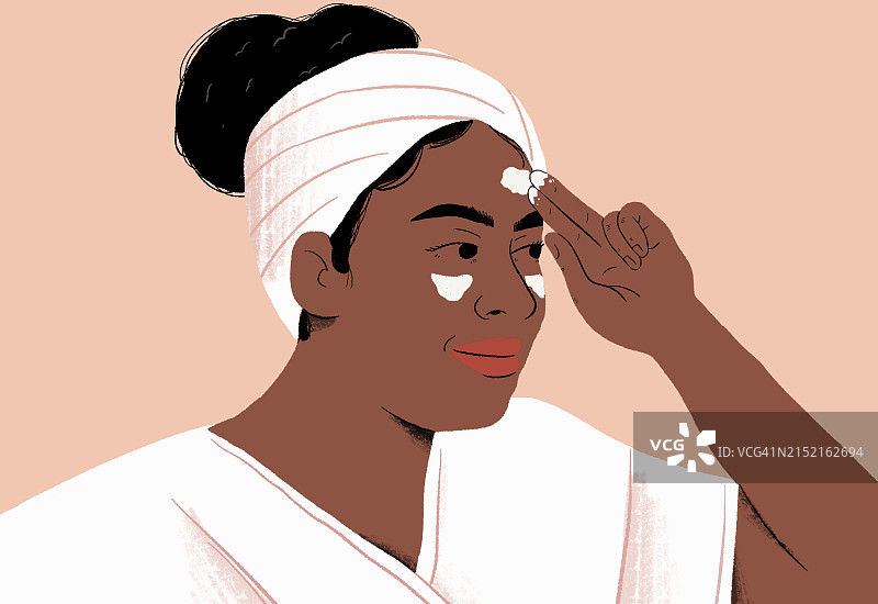 女人在珊瑚色背景上涂抹面霜图片素材