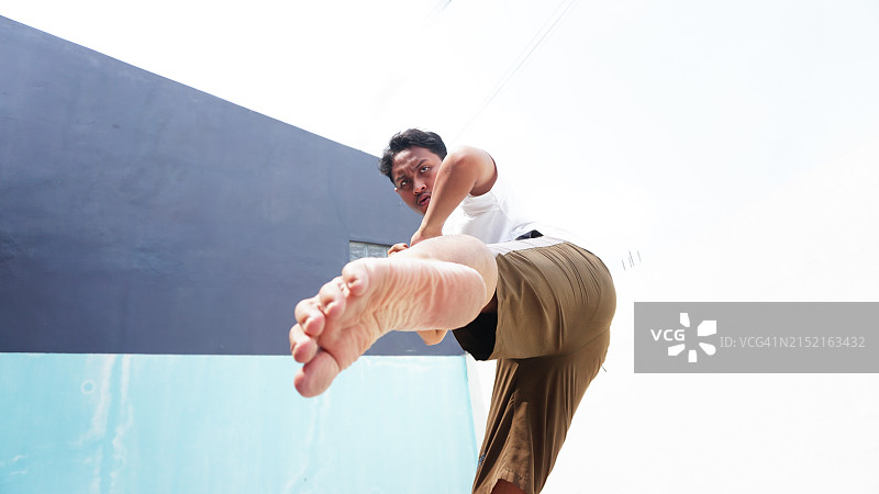 男人在镜头前踢腿图片素材