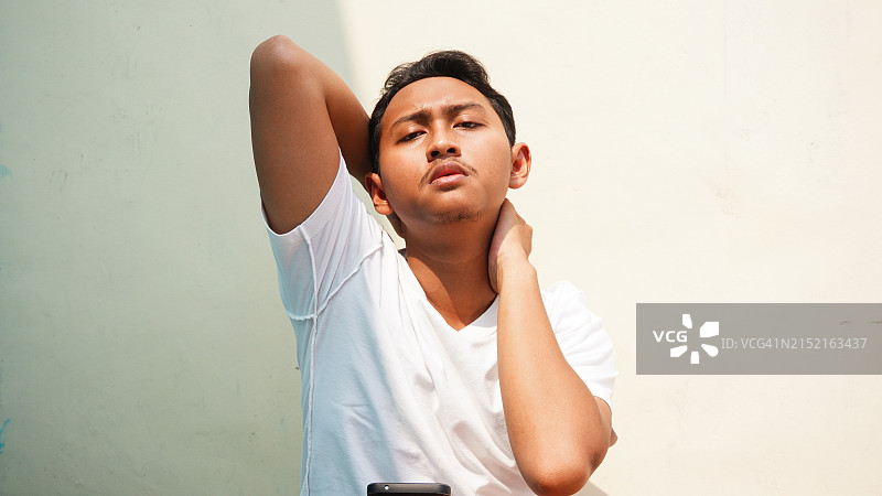 摆姿势的亚洲年轻帅气男模特，白色背景图片素材