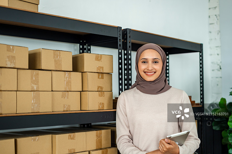 在仓库工作的穆斯林女商人图片素材