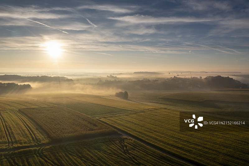 德国巴登-符腾堡州，雾蒙蒙的日出鸟瞰图图片素材