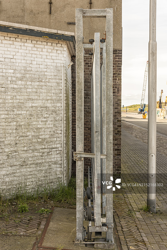 石墙上的钢制围栏侧面图片素材