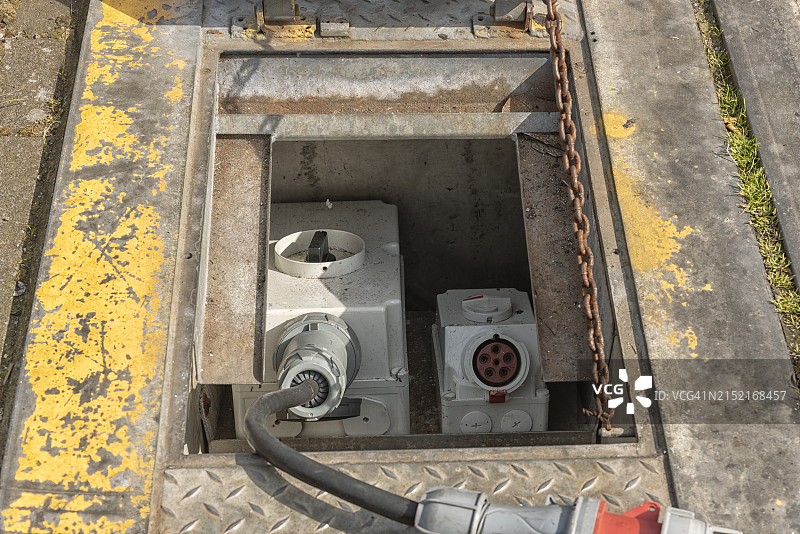 混凝土坑中的岸电连接图片素材