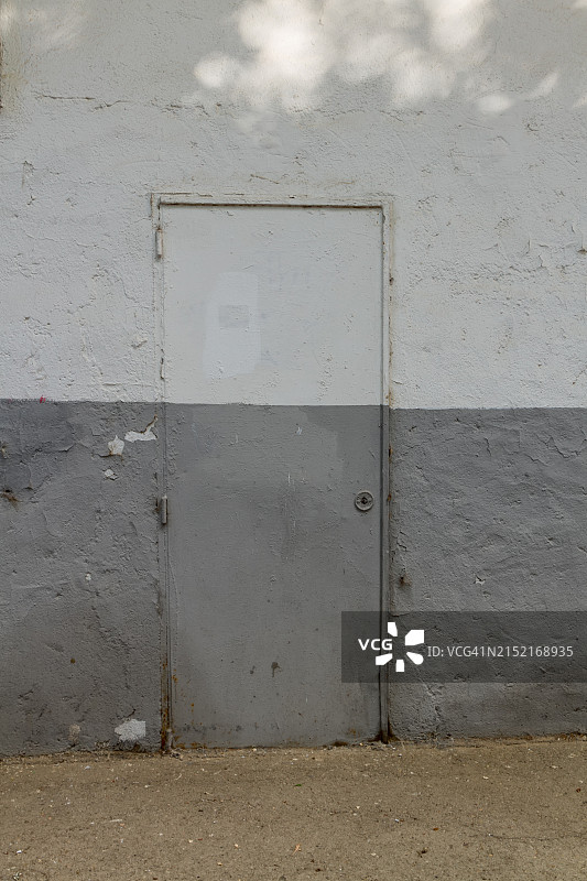 墙上的一扇伪装门图片素材