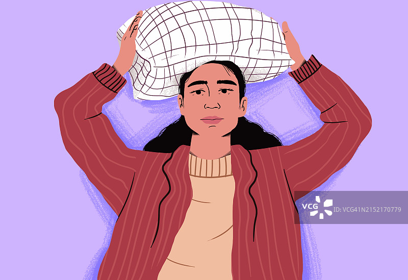 疲惫的女人躺在紫色背景上，头枕着枕头图片素材